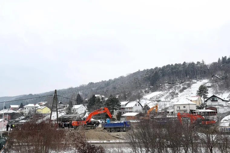 BANDIĆ OTVORIO RADOVE NA ŽIČARI: Sjeo za bager, doveo tambura&scaron;e i svećenika