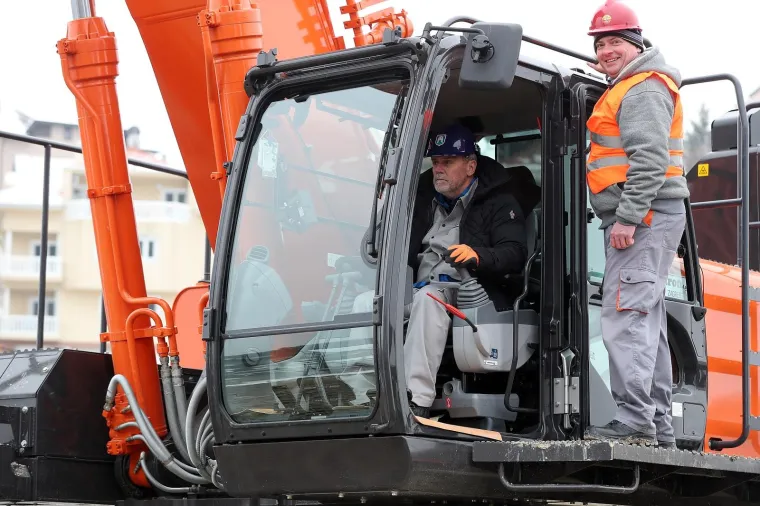 BANDIĆ OTVORIO RADOVE NA ŽIČARI: Sjeo za bager, doveo tambura&scaron;e i svećenika