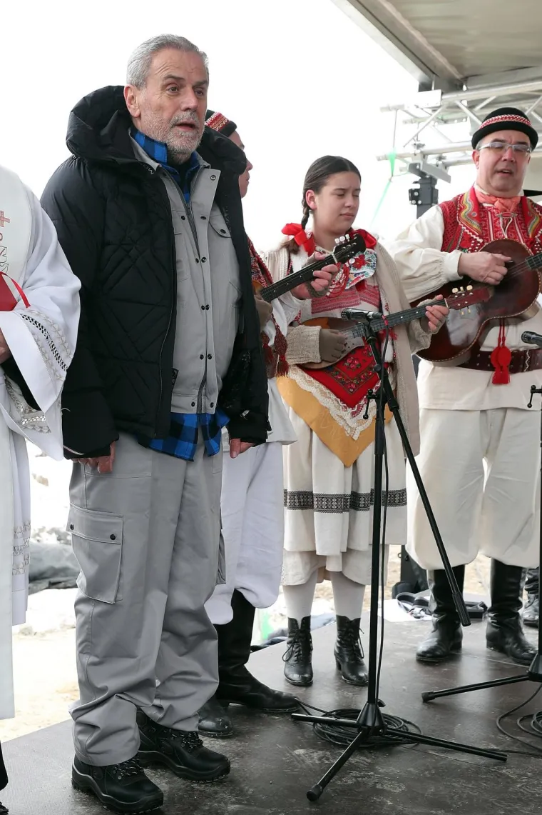 BANDIĆ OTVORIO RADOVE NA ŽIČARI: Sjeo za bager, doveo tambura&scaron;e i svećenika