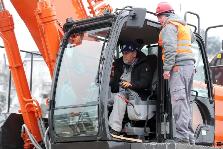 BANDIĆ OTVORIO RADOVE NA ŽIČARI: Sjeo za bager, doveo tambura&scaron;e i svećenika