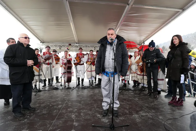 BANDIĆ OTVORIO RADOVE NA ŽIČARI: Sjeo za bager, doveo tambura&scaron;e i svećenika