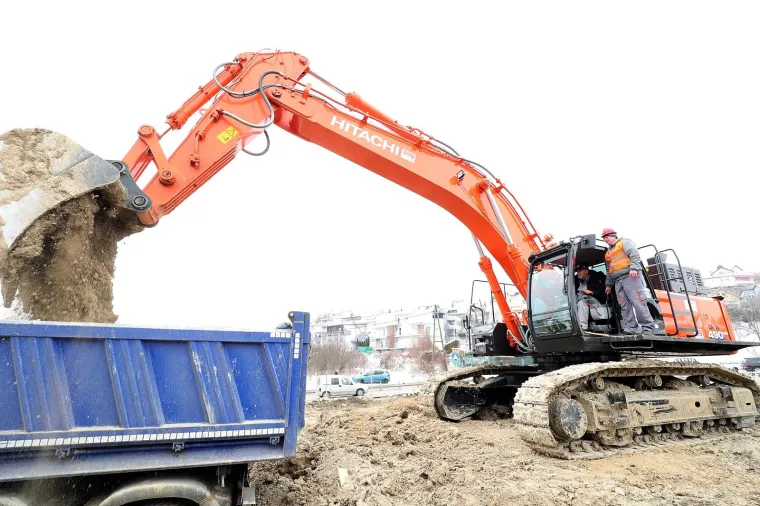 BANDIĆ OTVORIO RADOVE NA ŽIČARI: Sjeo za bager, doveo tambura&scaron;e i svećenika