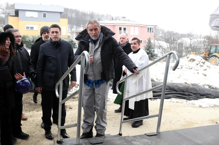 BANDIĆ OTVORIO RADOVE NA ŽIČARI: Sjeo za bager, doveo tambura&scaron;e i svećenika