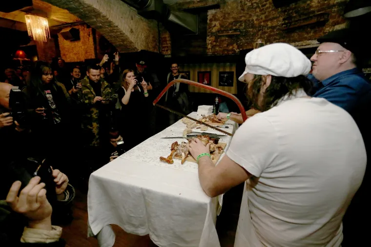 LET 3 PRIREDIO SHOW ZA FANOVE: Pozvali na mladu janjetinu s ražnja i puštanje golubova