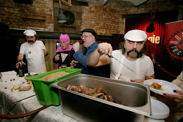 LET 3 PRIREDIO SHOW ZA FANOVE: Pozvali na mladu janjetinu s ražnja i puštanje golubova
