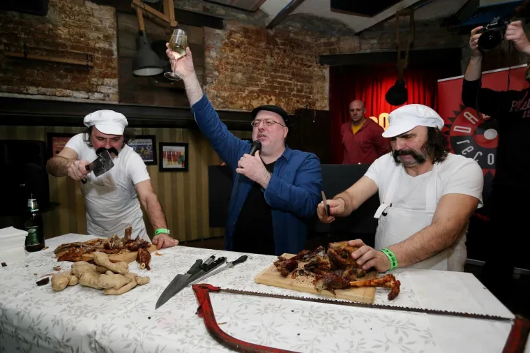 LET 3 PRIREDIO SHOW ZA FANOVE: Pozvali na mladu janjetinu s ražnja i puštanje golubova