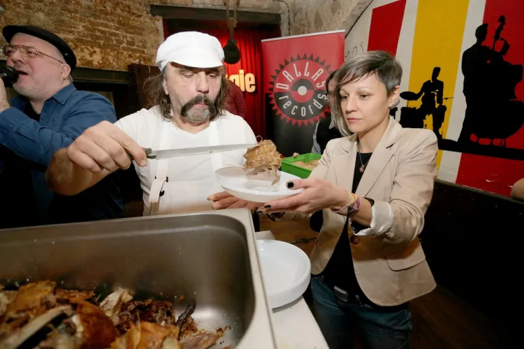 LET 3 PRIREDIO SHOW ZA FANOVE: Pozvali na mladu janjetinu s ražnja i puštanje golubova