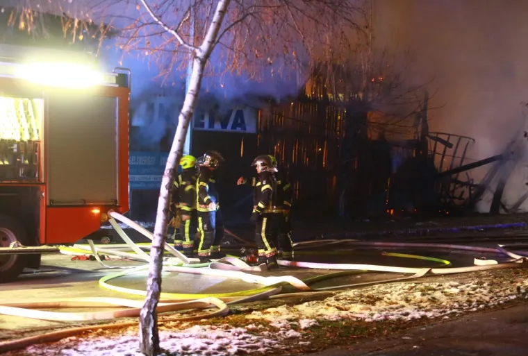 VELIKI POŽAR NA ZAPADU ZAGREBA: Vatrogasci ugasili požar u skladištu