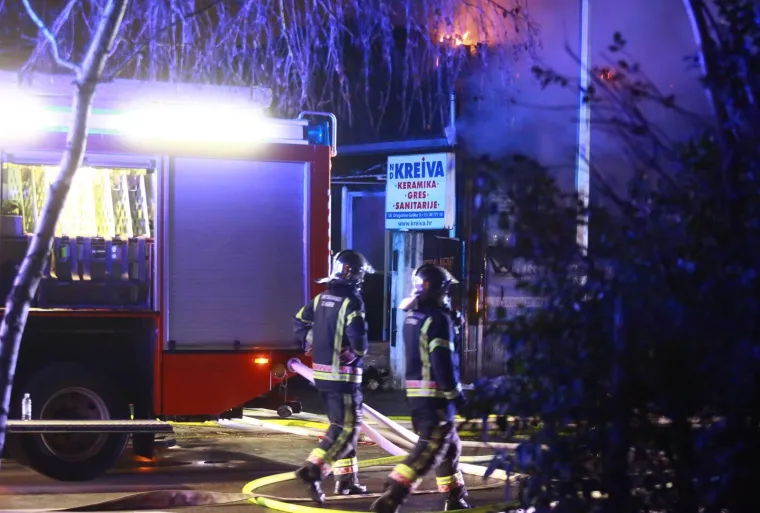 VELIKI POŽAR NA ZAPADU ZAGREBA: Vatrogasci ugasili požar u skladištu