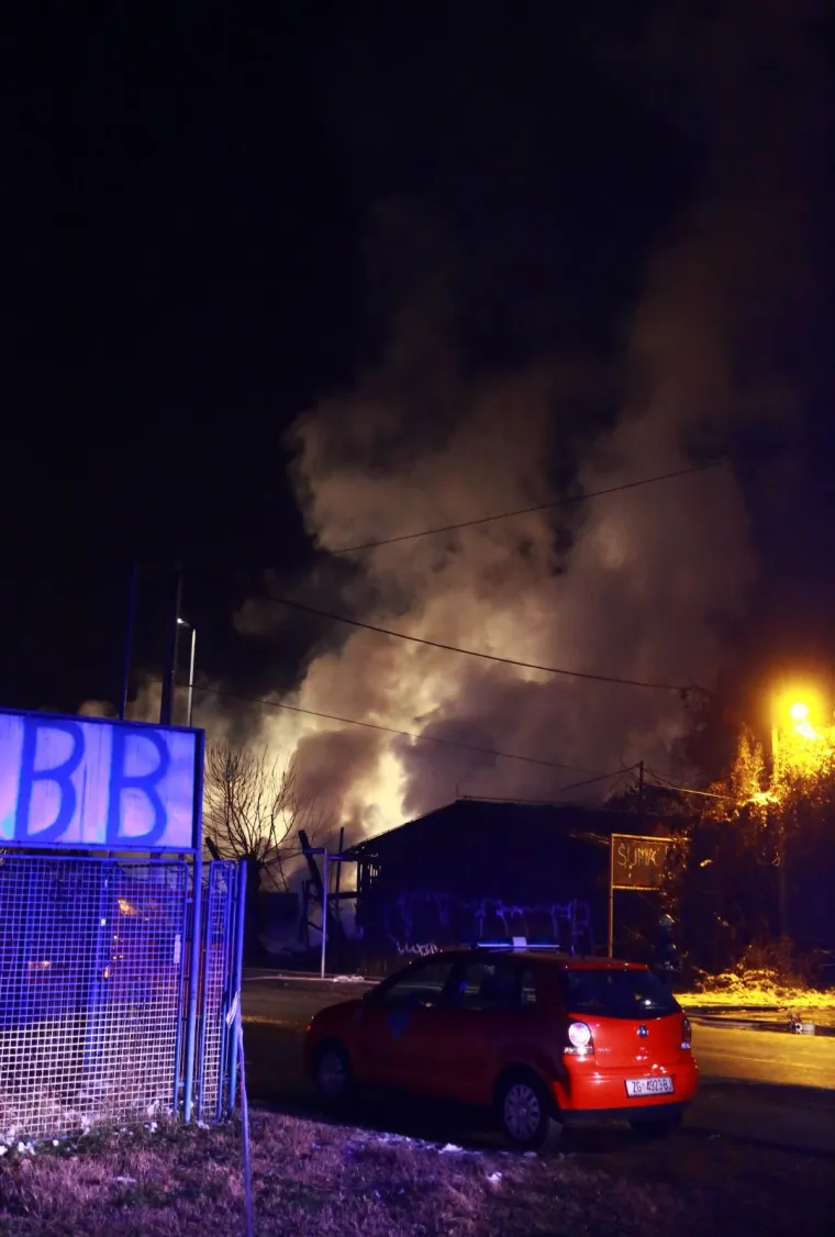 VELIKI POŽAR NA ZAPADU ZAGREBA: Vatrogasci ugasili požar u skladi&scaron;tu