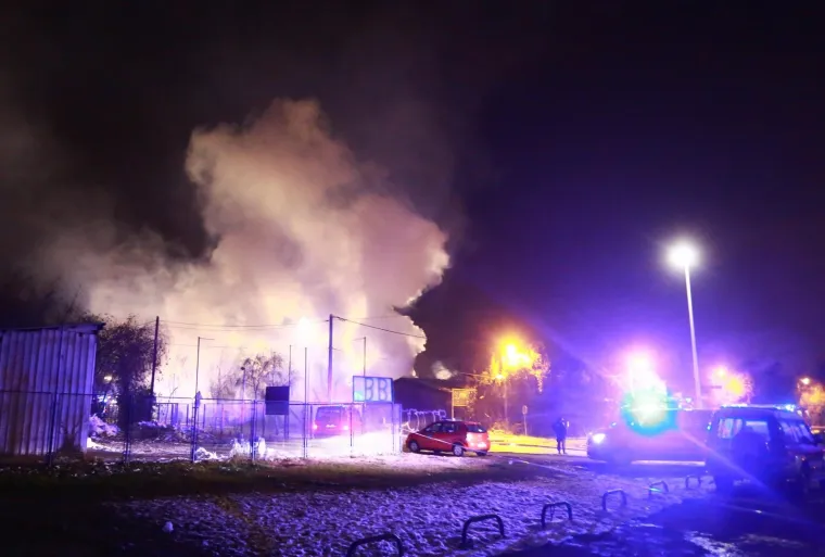 25.01.2019., Zagreb - Nekoliko vatrogasnih vozila gasilo je požar koji je planuo u skladi&scaron;tu u Golikovoj ulici u Voltinom naselju. Photo: Borna Filic/PIXSELL