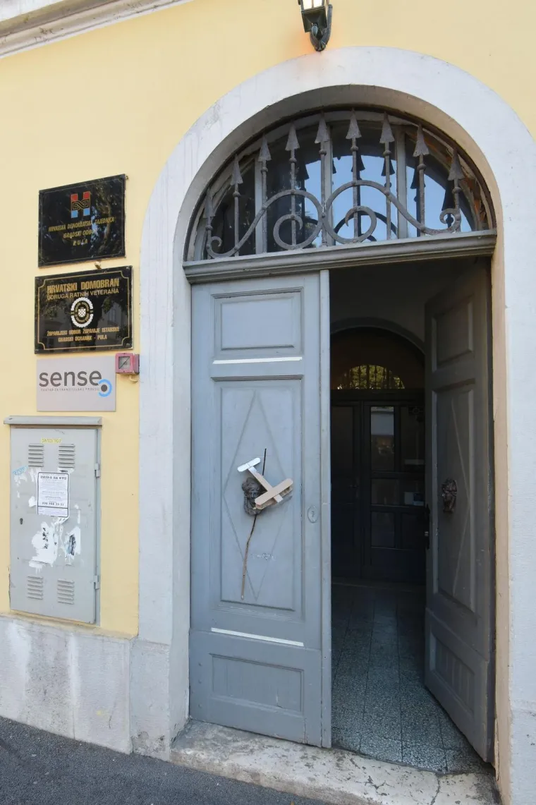 Papirnati avion ostavljen je na ulaznim vratima zgrade na pulskom Danteovom trgu u kojoj se nalazi prostorija Gradskog odbora HDZ-a.