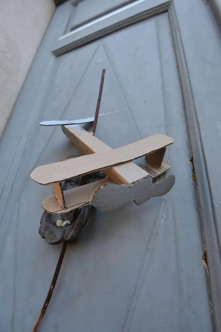 Papirnati avion ostavljen je na ulaznim vratima zgrade na pulskom Danteovom trgu u kojoj se nalazi prostorija Gradskog odbora HDZ-a.