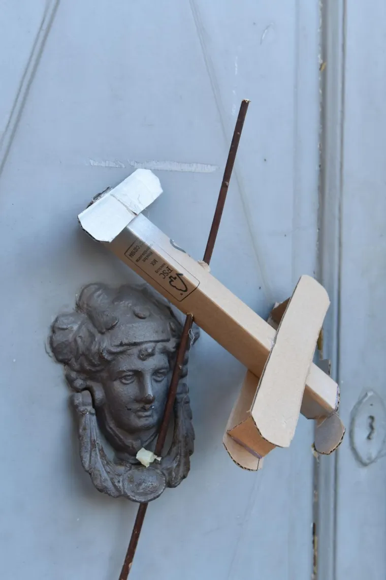 Papirnati avion ostavljen je na ulaznim vratima zgrade na pulskom Danteovom trgu u kojoj se nalazi prostorija Gradskog odbora HDZ-a.