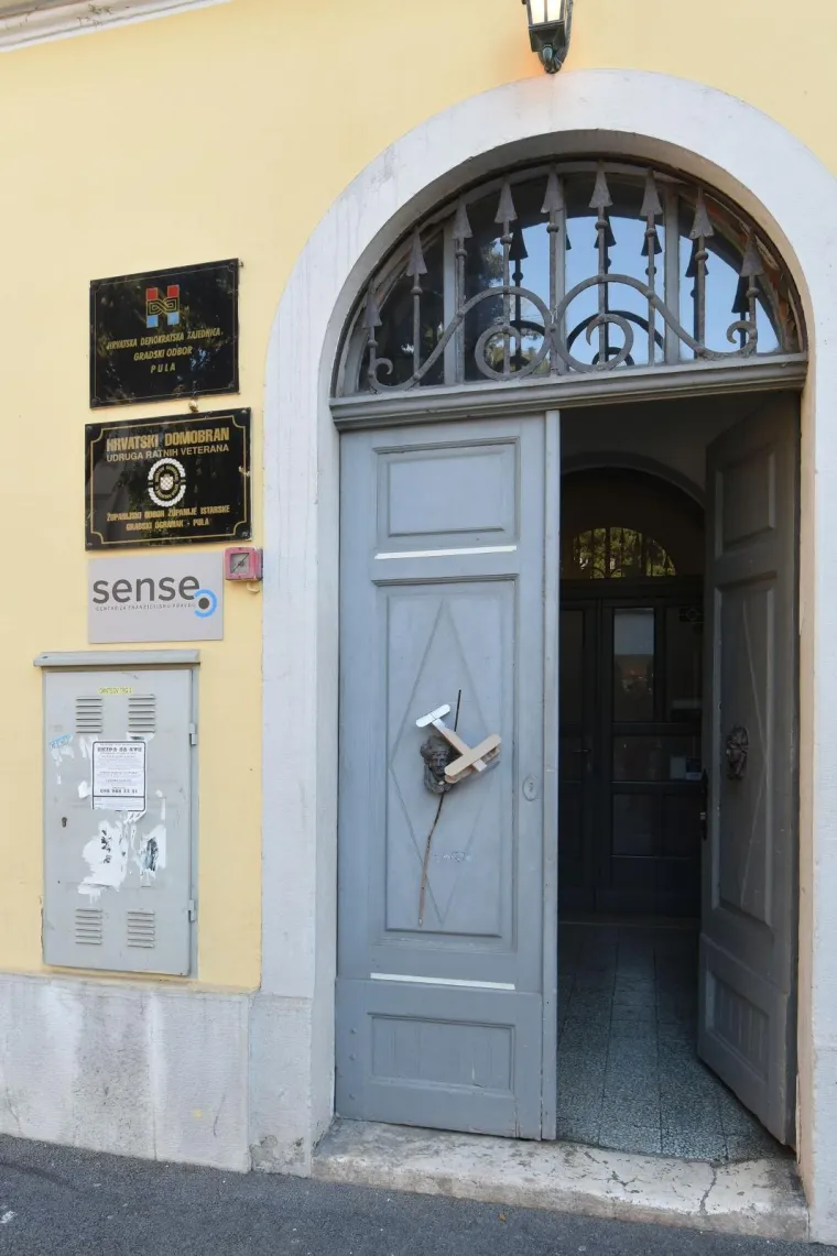 Papirnati avion ostavljen je na ulaznim vratima zgrade na pulskom Danteovom trgu u kojoj se nalazi prostorija Gradskog odbora HDZ-a.