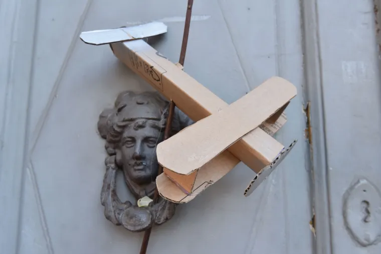 Papirnati avion ostavljen je na ulaznim vratima zgrade na pulskom Danteovom trgu u kojoj se nalazi prostorija Gradskog odbora HDZ-a.