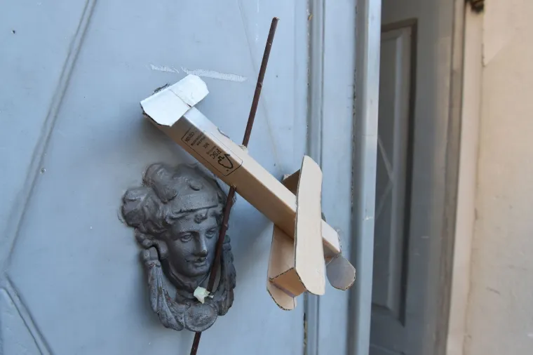 Papirnati avion ostavljen je na ulaznim vratima zgrade na pulskom Danteovom trgu u kojoj se nalazi prostorija Gradskog odbora HDZ-a.