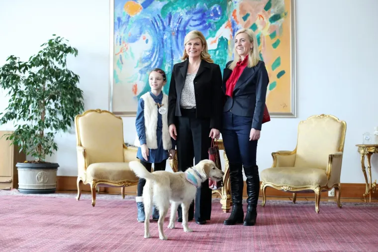 U Uredu predsjednice održan je Dan otvorenih vrata na temu "Za ljep&scaron;u na&scaron;u - Gospodarenje otpadom". Tijekom susreta s građanima predsjednica se pohvalila koje sve trikove je naučila kujica Kika.