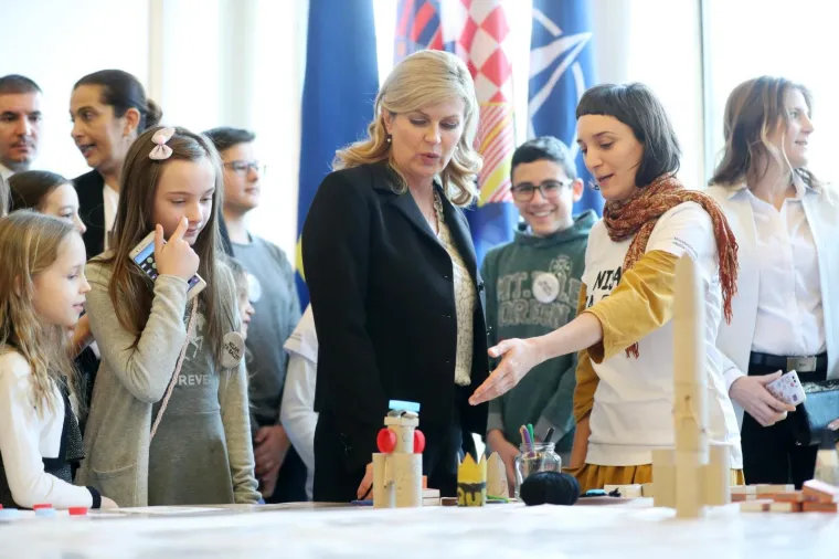 U Uredu predsjednice održan je Dan otvorenih vrata na temu "Za ljep&scaron;u na&scaron;u - Gospodarenje otpadom". Tijekom susreta s građanima predsjednica se pohvalila koje sve trikove je naučila kujica Kika.