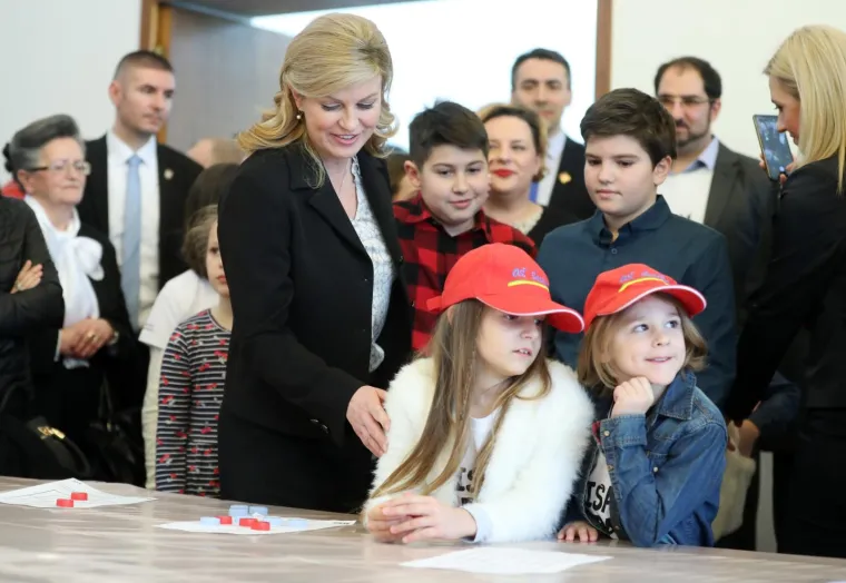U Uredu predsjednice održan je Dan otvorenih vrata na temu "Za ljep&scaron;u na&scaron;u - Gospodarenje otpadom". Tijekom susreta s građanima predsjednica se pohvalila koje sve trikove je naučila kujica Kika.
