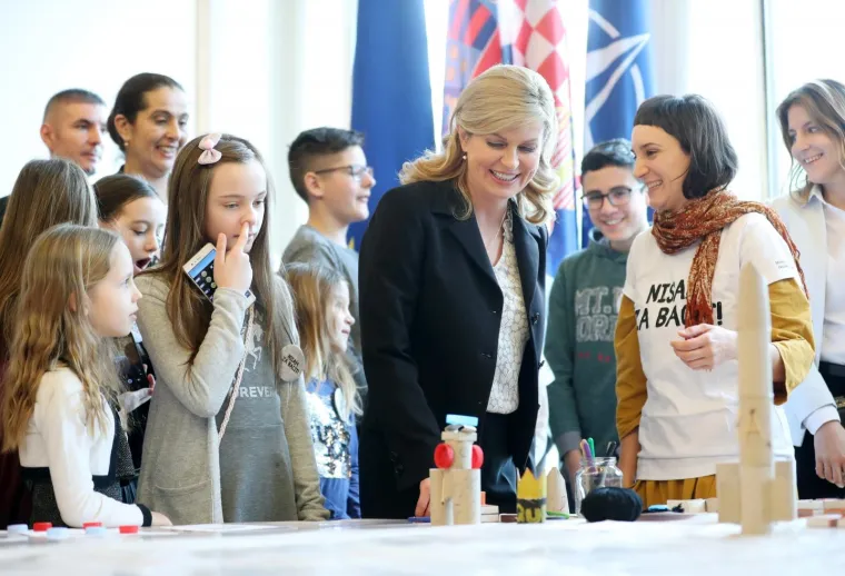 U Uredu predsjednice održan je Dan otvorenih vrata na temu "Za ljep&scaron;u na&scaron;u - Gospodarenje otpadom". Tijekom susreta s građanima predsjednica se pohvalila koje sve trikove je naučila kujica Kika.