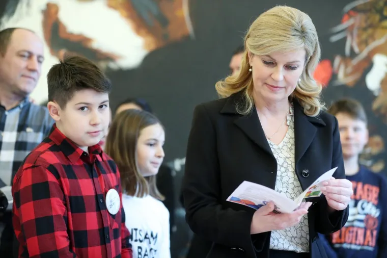 U Uredu predsjednice održan je Dan otvorenih vrata na temu "Za ljep&scaron;u na&scaron;u - Gospodarenje otpadom". Tijekom susreta s građanima predsjednica se pohvalila koje sve trikove je naučila kujica Kika.