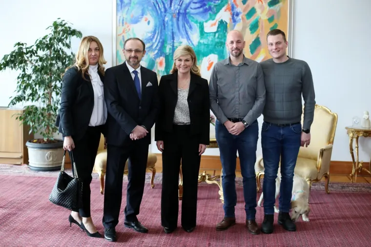 U Uredu predsjednice održan je Dan otvorenih vrata na temu "Za ljep&scaron;u na&scaron;u - Gospodarenje otpadom". Tijekom susreta s građanima predsjednica se pohvalila koje sve trikove je naučila kujica Kika.