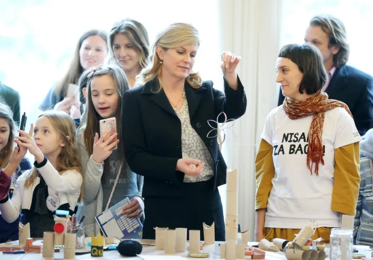 U Uredu predsjednice održan je Dan otvorenih vrata na temu "Za ljep&scaron;u na&scaron;u - Gospodarenje otpadom". Tijekom susreta s građanima predsjednica se pohvalila koje sve trikove je naučila kujica Kika.