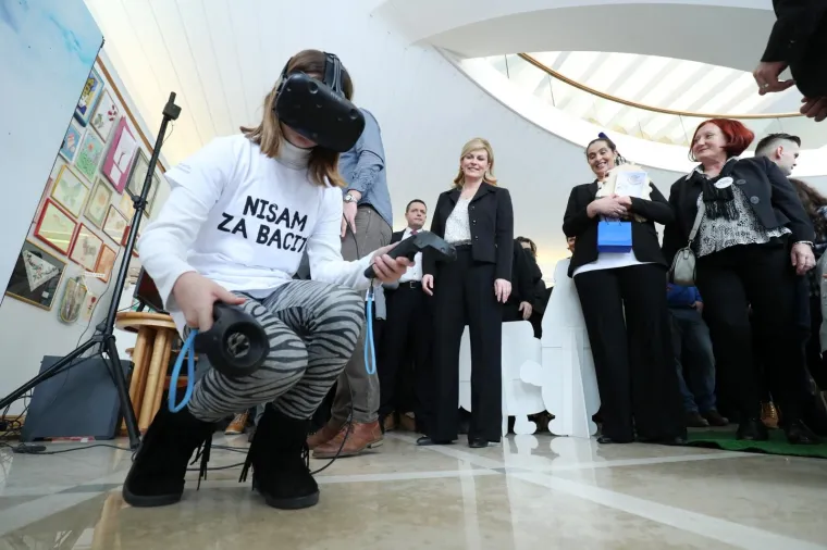 U Uredu predsjednice održan je Dan otvorenih vrata na temu "Za ljep&scaron;u na&scaron;u - Gospodarenje otpadom". Tijekom susreta s građanima predsjednica se pohvalila koje sve trikove je naučila kujica Kika.