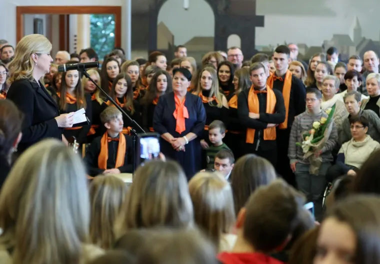 U Uredu predsjednice održan je Dan otvorenih vrata na temu "Za ljep&scaron;u na&scaron;u - Gospodarenje otpadom". Tijekom susreta s građanima predsjednica se pohvalila koje sve trikove je naučila kujica Kika.