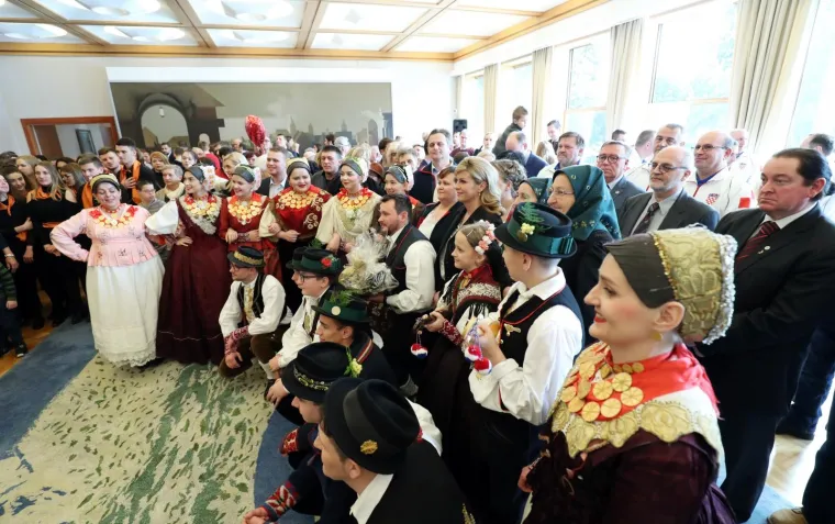 U Uredu predsjednice održan je Dan otvorenih vrata na temu "Za ljep&scaron;u na&scaron;u - Gospodarenje otpadom". Tijekom susreta s građanima predsjednica se pohvalila koje sve trikove je naučila kujica Kika.