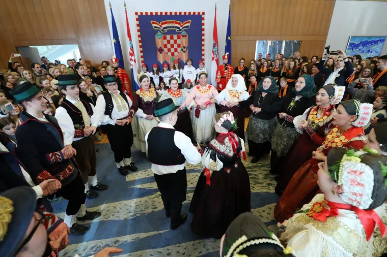 U Uredu predsjednice održan je Dan otvorenih vrata na temu "Za ljep&scaron;u na&scaron;u - Gospodarenje otpadom". Tijekom susreta s građanima predsjednica se pohvalila koje sve trikove je naučila kujica Kika.