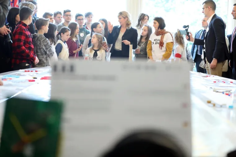 U Uredu predsjednice održan je Dan otvorenih vrata na temu "Za ljep&scaron;u na&scaron;u - Gospodarenje otpadom". Tijekom susreta s građanima predsjednica se pohvalila koje sve trikove je naučila kujica Kika.