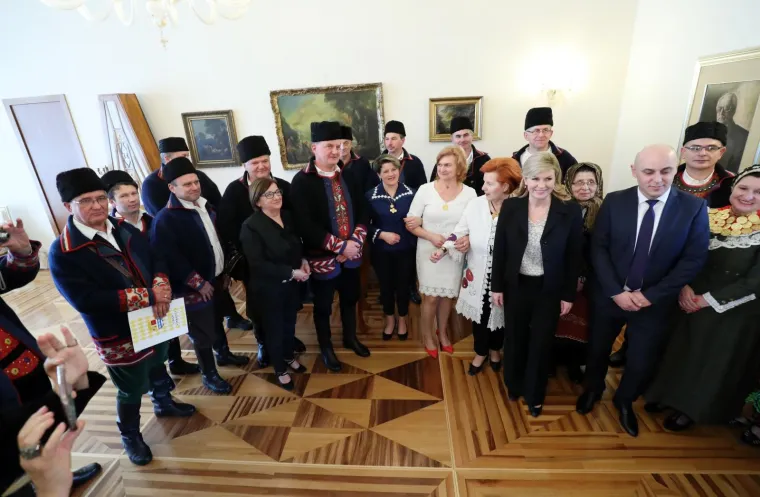 U Uredu predsjednice održan je Dan otvorenih vrata na temu "Za ljep&scaron;u na&scaron;u - Gospodarenje otpadom". Tijekom susreta s građanima predsjednica se pohvalila koje sve trikove je naučila kujica Kika.