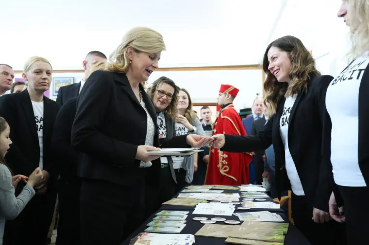U Uredu predsjednice održan je Dan otvorenih vrata na temu "Za ljep&scaron;u na&scaron;u - Gospodarenje otpadom". Tijekom susreta s građanima predsjednica se pohvalila koje sve trikove je naučila kujica Kika.