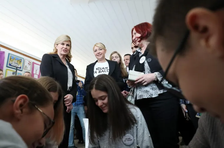 U Uredu predsjednice održan je Dan otvorenih vrata na temu "Za ljep&scaron;u na&scaron;u - Gospodarenje otpadom". Tijekom susreta s građanima predsjednica se pohvalila koje sve trikove je naučila kujica Kika.