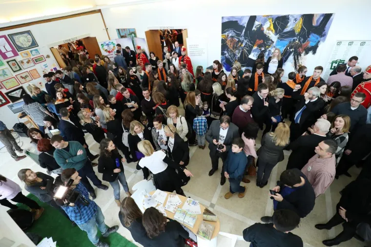 U Uredu predsjednice održan je Dan otvorenih vrata na temu "Za ljep&scaron;u na&scaron;u - Gospodarenje otpadom". Tijekom susreta s građanima predsjednica se pohvalila koje sve trikove je naučila kujica Kika.