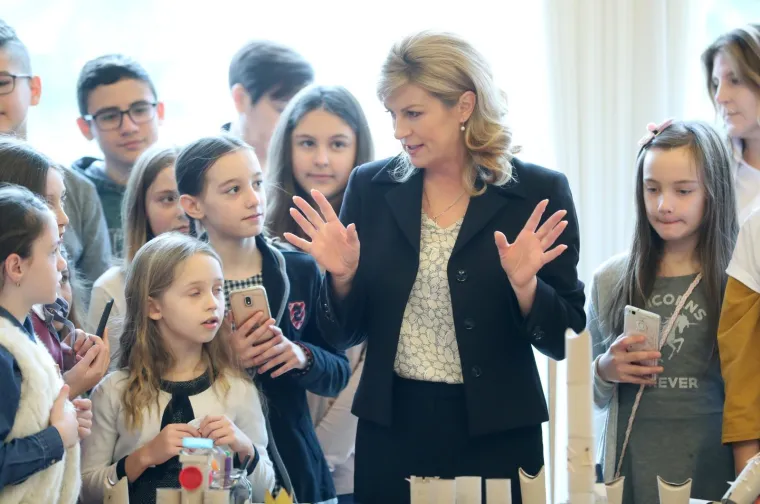 U Uredu predsjednice održan je Dan otvorenih vrata na temu "Za ljep&scaron;u na&scaron;u - Gospodarenje otpadom". Tijekom susreta s građanima predsjednica se pohvalila koje sve trikove je naučila kujica Kika.