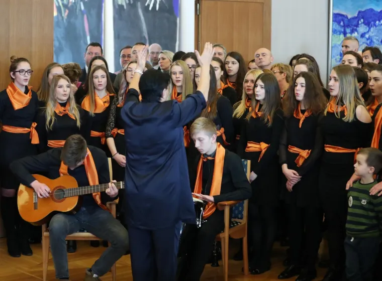 U Uredu predsjednice održan je Dan otvorenih vrata na temu "Za ljep&scaron;u na&scaron;u - Gospodarenje otpadom". Tijekom susreta s građanima predsjednica se pohvalila koje sve trikove je naučila kujica Kika.