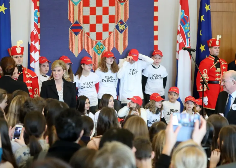 U Uredu predsjednice održan je Dan otvorenih vrata na temu "Za ljep&scaron;u na&scaron;u - Gospodarenje otpadom". Tijekom susreta s građanima predsjednica se pohvalila koje sve trikove je naučila kujica Kika.