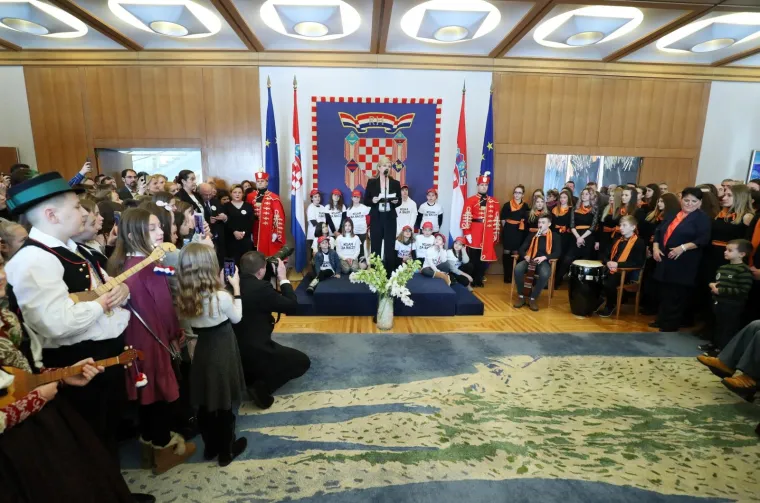 U Uredu predsjednice održan je Dan otvorenih vrata na temu "Za ljep&scaron;u na&scaron;u - Gospodarenje otpadom". Tijekom susreta s građanima predsjednica se pohvalila koje sve trikove je naučila kujica Kika.