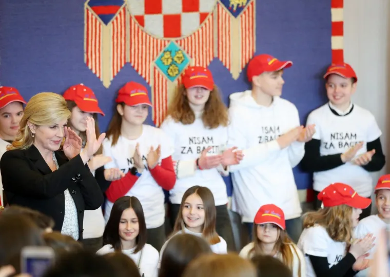 U Uredu predsjednice održan je Dan otvorenih vrata na temu "Za ljep&scaron;u na&scaron;u - Gospodarenje otpadom". Tijekom susreta s građanima predsjednica se pohvalila koje sve trikove je naučila kujica Kika.