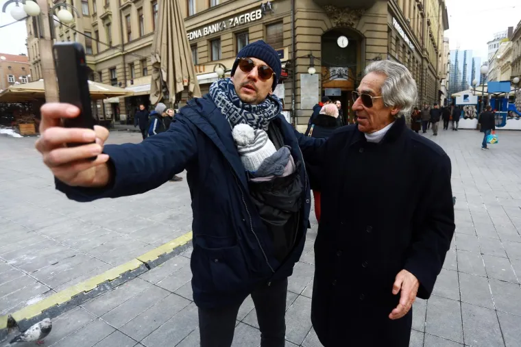 POPULARNI PENZIĆ TONI NAPRAVIO GUŽVU U ZAGREBU: Ljudi su ga žicali za fotku, a &scaron;armirao je i Ivanu Banfić