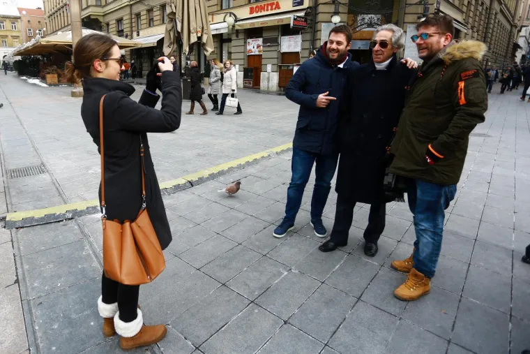 POPULARNI PENZIĆ TONI NAPRAVIO GUŽVU U ZAGREBU: Ljudi su ga žicali za fotku, a &scaron;armirao je i Ivanu Banfić