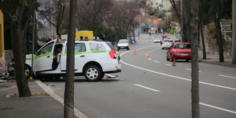 Te&scaron;ka nesreća: Taksijem pregazio dvije žene pa se zabio u zid