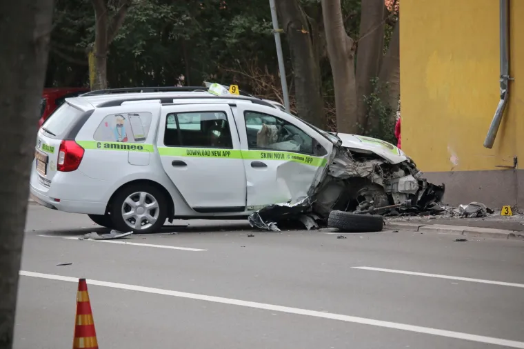 Te&scaron;ka nesreća: Taksijem pregazio dvije žene pa se zabio u zid