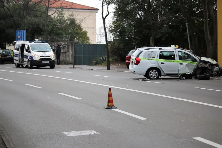 Te&scaron;ka nesreća: Taksijem pregazio dvije žene pa se zabio u zid