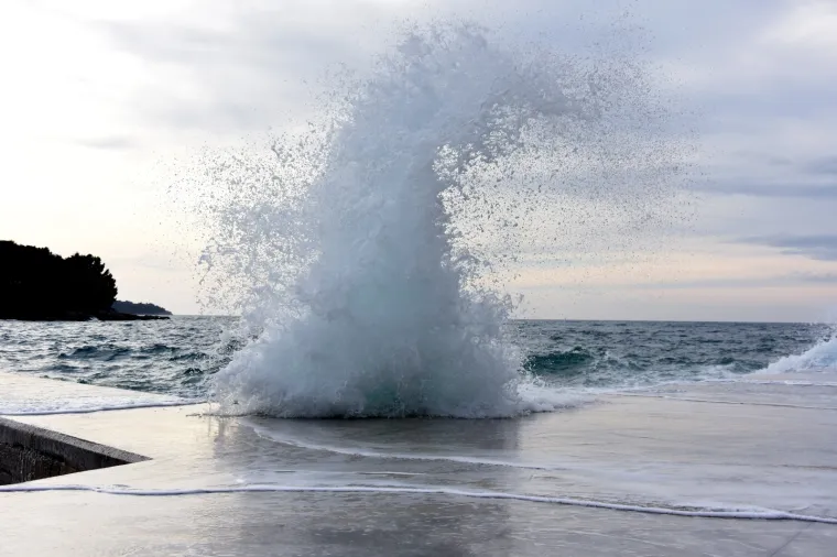 Na podrucju Pule djelomice suncano vrijeme, sredinom dana nastupilo postupno naoblacenje s pojacanim vjetrom koje je uzburkalo more. Photo: Dusko Marusic /PIXSELL