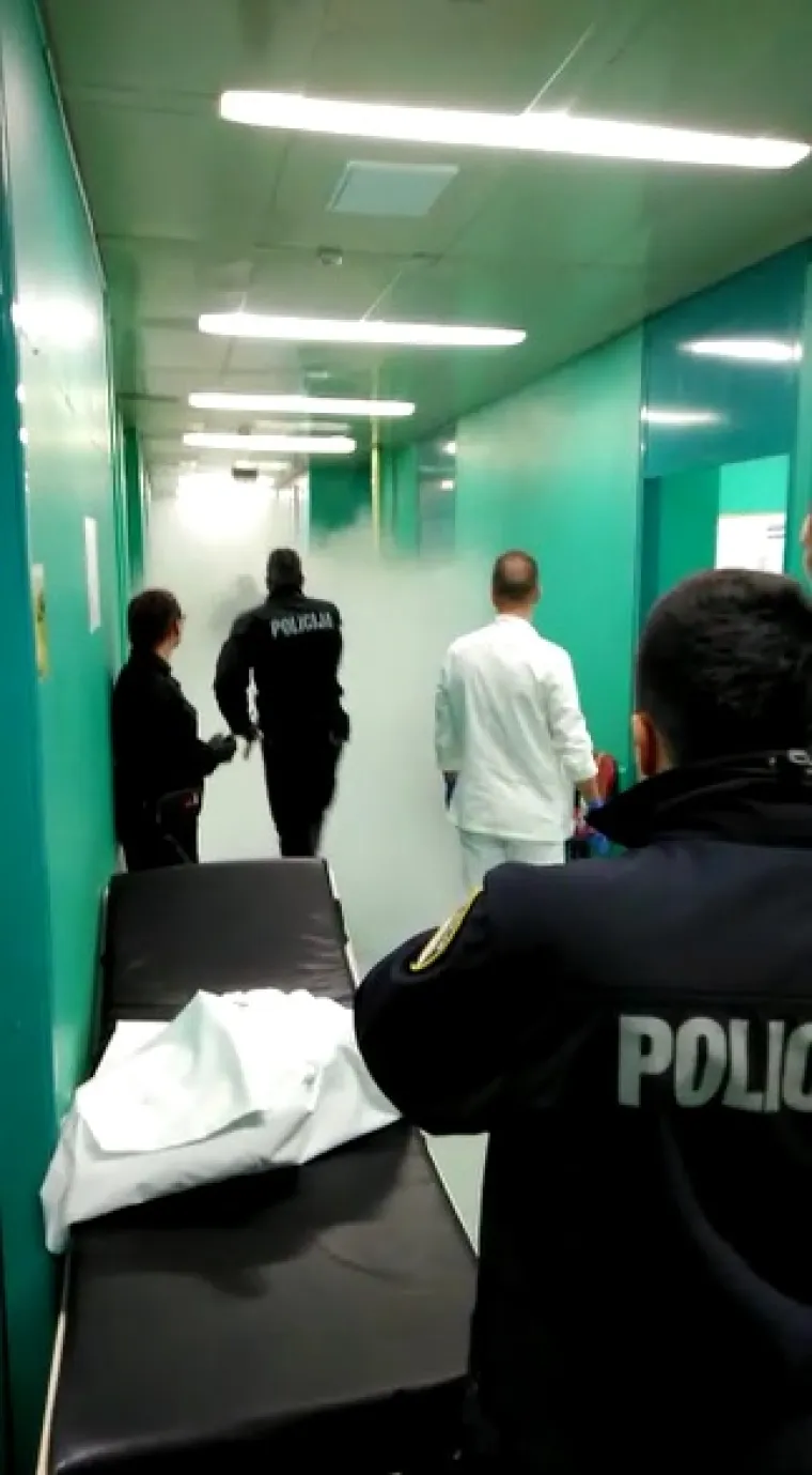 Nevjerojatni prizori iz KB Dubrava: Vatrogasnim aparatom demolirao ambulantu i napao osoblje