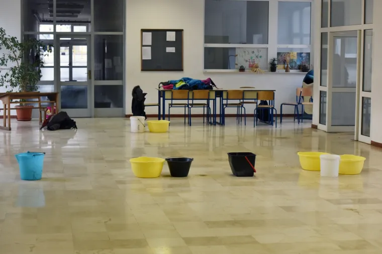 Područna &scaron;kola Antuna Mihanovića Petropoljskog u derutnom je stanju i proki&scaron;njava pa se tijekom ki&scaron;e unutar &scaron;kole postavljaju kante kako bi skupile vodu.